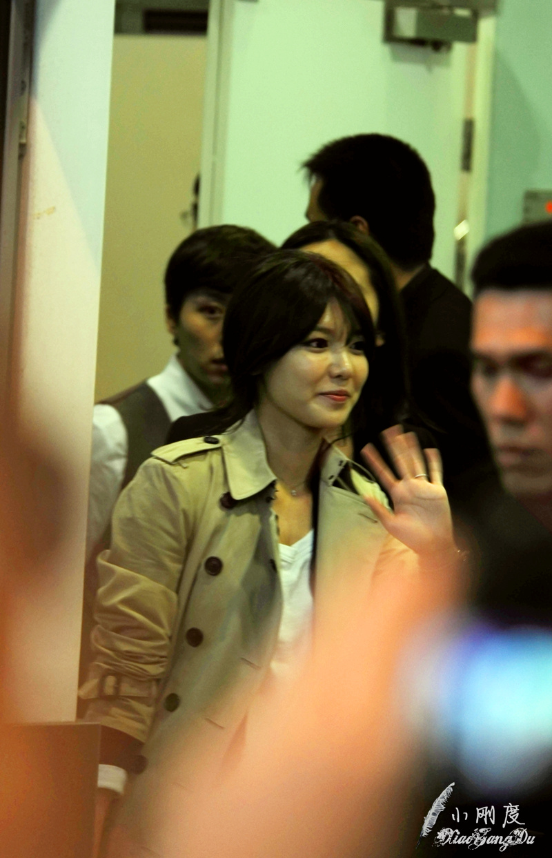 [PIC][01-11-2012]Yuri và SooYoung khởi hành đi Hồng Kông để tham dự sự kiện thời trang của thương hiệu "Burberry" 6da725c3gw1dyfop61v40j