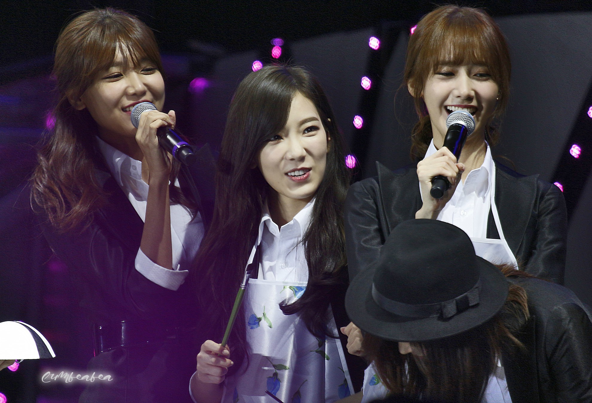 [PIC][22-11-2014]SNSD tham dự và biểu diễn tại "China for GG 1st Fan Party in Chongqing" vào tối nay - Page 16 6f387143jw1emoul0dpdsj21j011gk6s