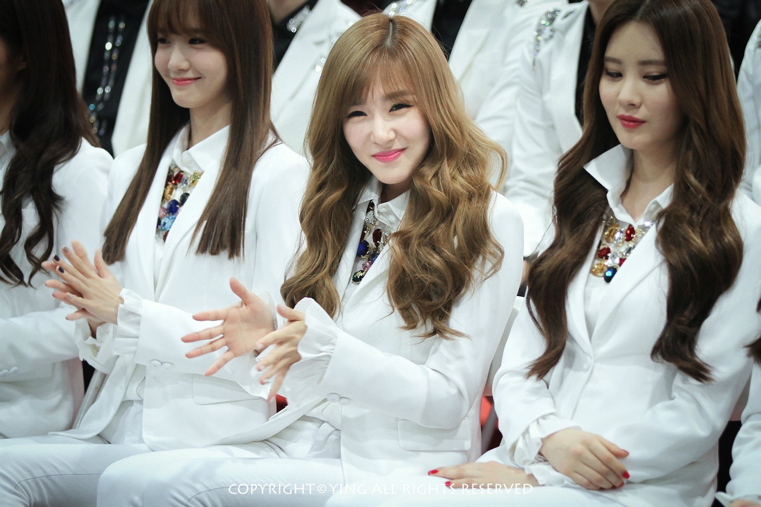 [PIC][24-10-2014]SNSD khởi hành đi Trung Quốc để biểu diễn tại "MBC Korean Music Wave in Beijing 2014" vào chiều nay - Page 10 70574f36gw1emcxuer33mj215o0rsgt8