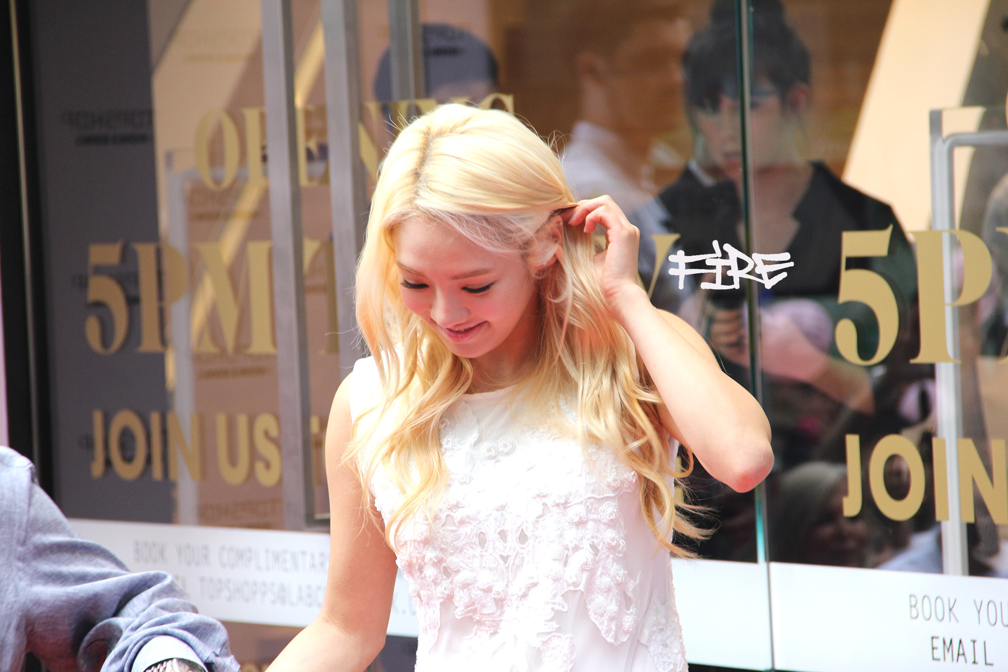 [PIC][06-06-2013]HyoYeon khởi hành đi Hồng Kông để tham dự Lễ khai trương cửa hàng "Topshop" chi nhánh ở Hồng Kông - Page 2 709c9e74gw1e5gh7s8gdoj21j010oasj