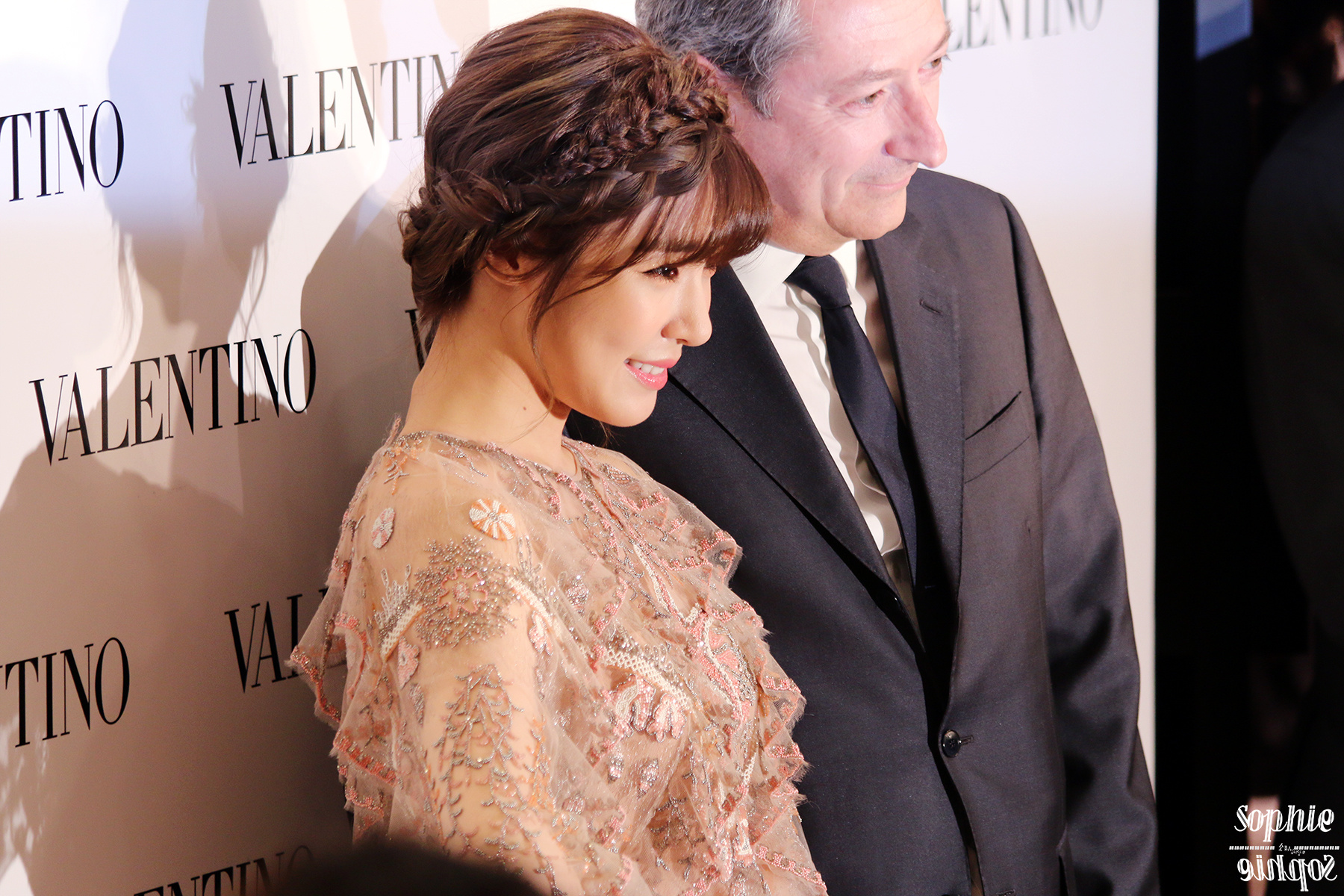 [PIC][04-02-2015]Tiffany khởi hành đi Hồng Kông để tham dự sự kện "Valentino Flagship Grand Opening" vào trưa nay - Page 3 712b4464jw1eoyyzj67q1j21e00xc7sd