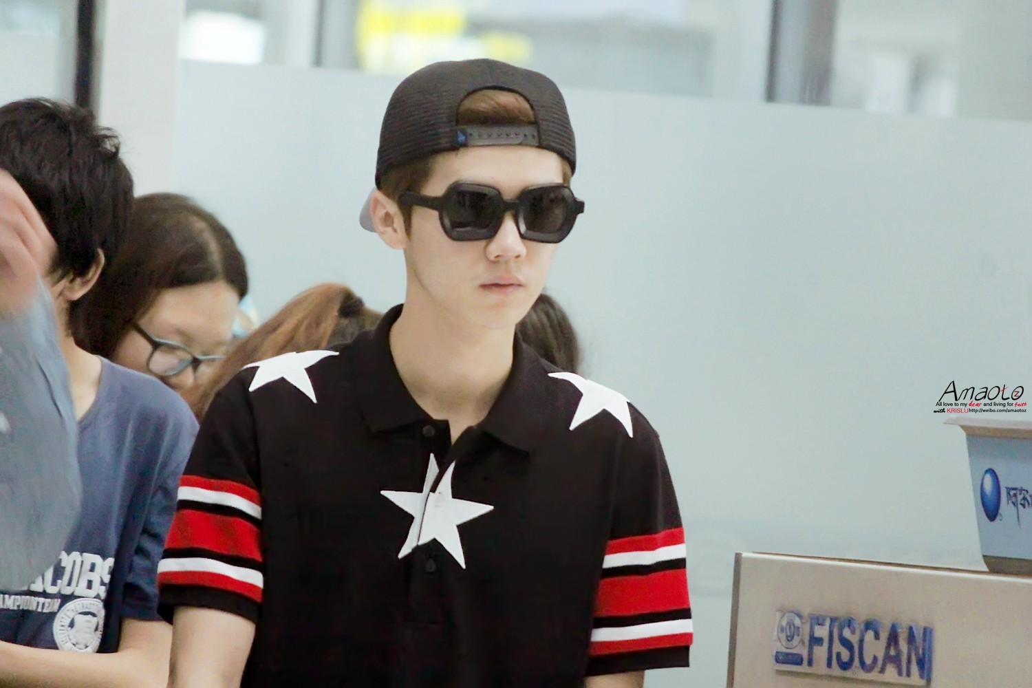 [FANTAKEN] 140717 Shanghai Airport [16P] 734d6a89jw1eig5wdn3c1j215o0rsgqs