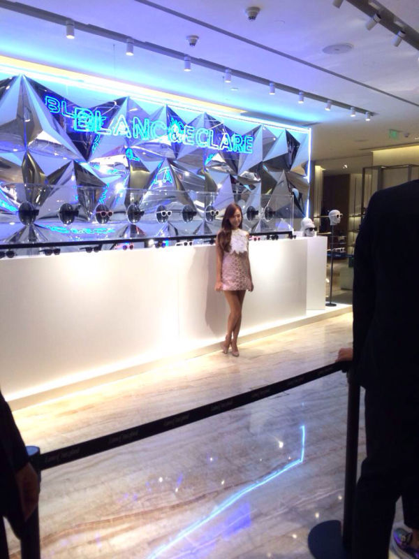 [PIC][16-10-2014]Jessica khởi hành đi Thượng Hải - Trung Quốc để tham dự sự kiện Kỉ niệm 1 năm ra mắt của thương hiệu "Lane Crawford" vào sáng nay 7ba84f93gw1eld2jz8j84j20go0m8q57