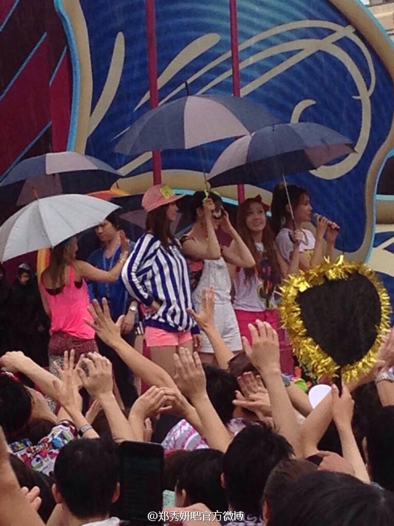 [PIC][19-06-2013]SNSD xuất hiện tại "Girls'Generation 'LOVE&GIRLS' Flashmob" tại Universal Studio Japan vào chiều nay 7ba84f93tw1e5tk4ghctoj20lc0sgmzo
