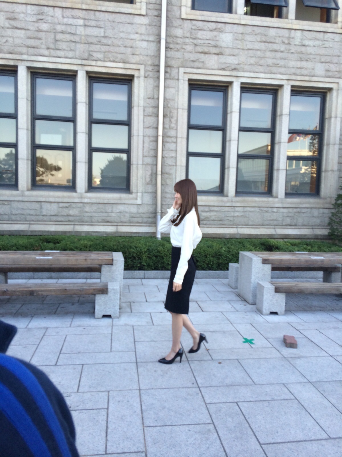 [PIC][15-10-2014]YoonA và SeoHyun xuất hiện tại Đại học Dongguk để chụp ảnh tốt nghiệp vào chiều nay 82ace5f8jw1elbvw8y7nfj20xc18g49y