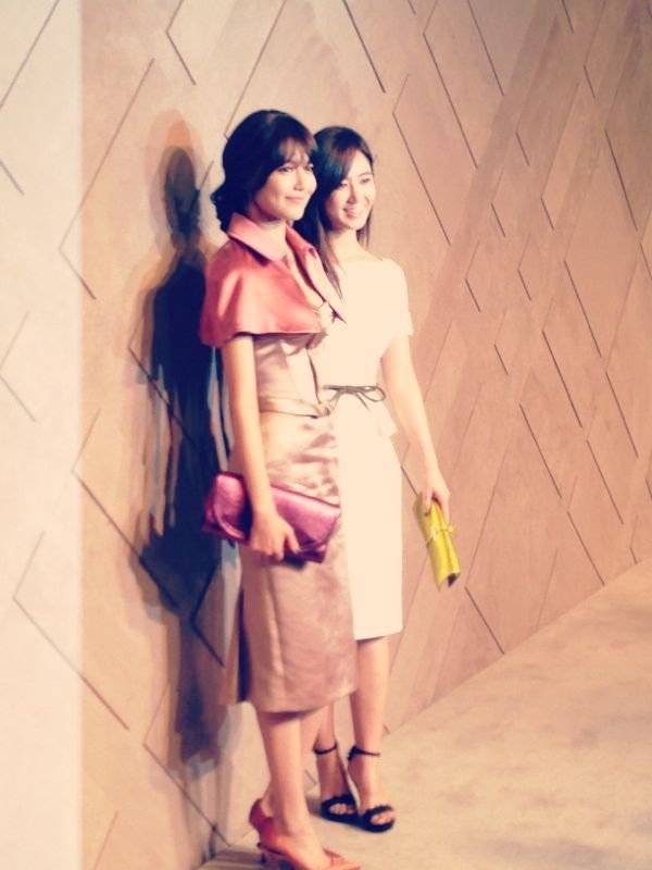 [PIC][01-11-2012]Yuri và SooYoung khởi hành đi Hồng Kông để tham dự sự kiện thời trang của thương hiệu "Burberry" - Page 2 859f6826jw1dyfw8pnmd4j