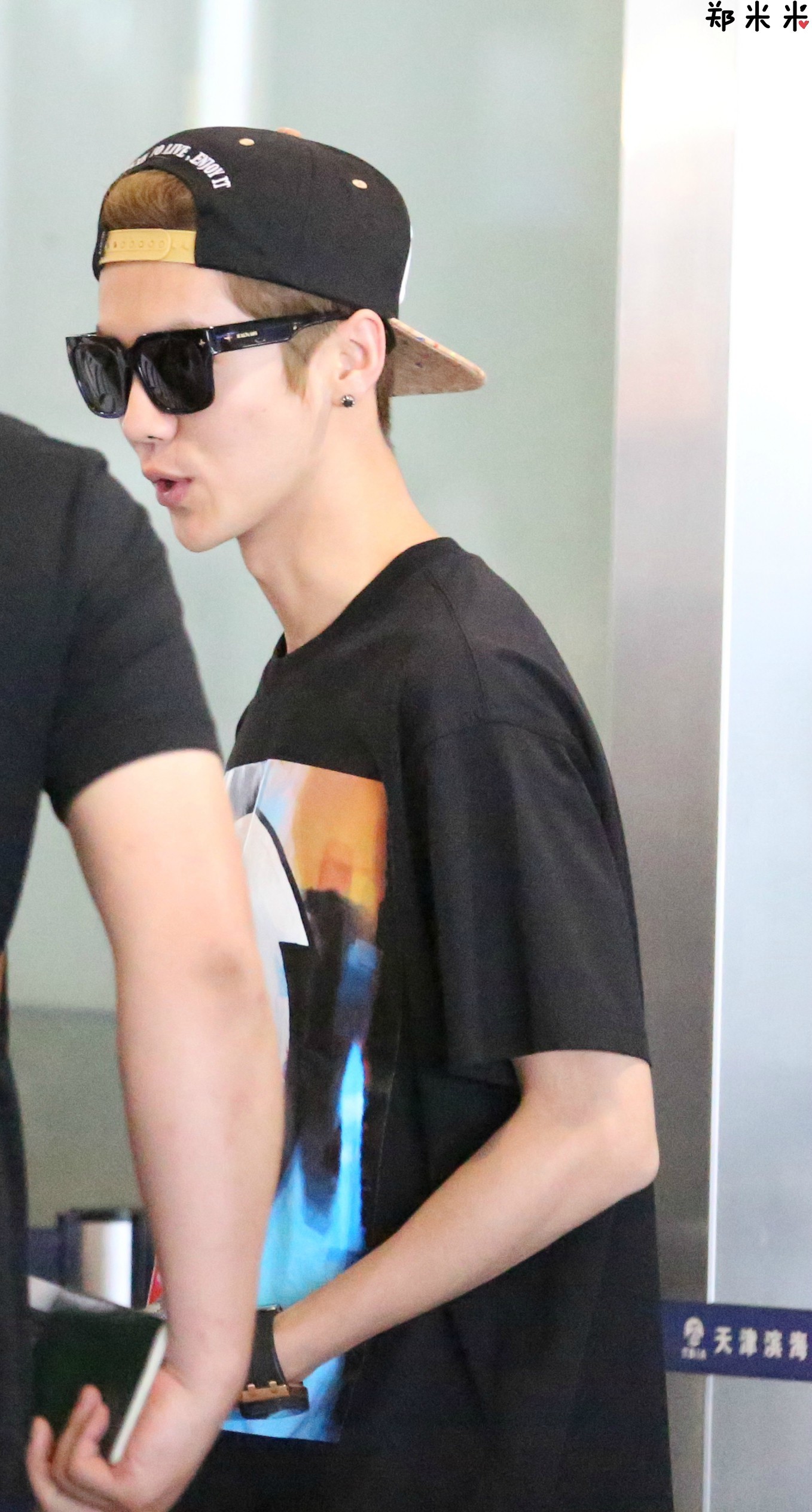 [FANTAKEN] 140628 Tianjin Airport - Departure [37P] 87be56f5tw1ehtv6lwh5aj211q1y87iw