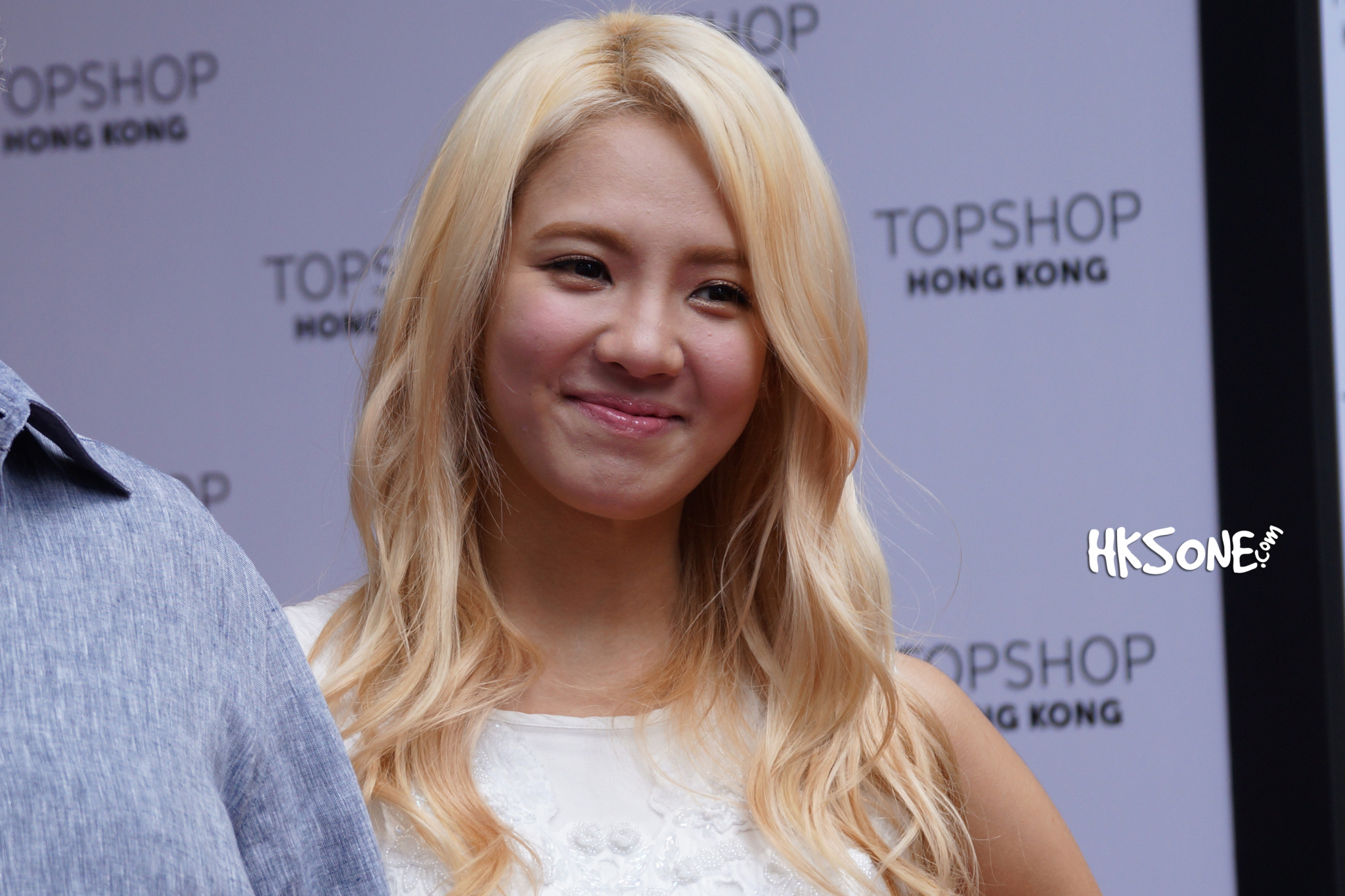 [CAPS] Hyoyeon en la apertura de TOPSHOP HK 8af9a0acgw1e5ero7v6cvj21kw11xh9q