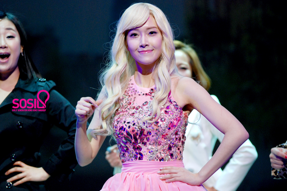 [PICS][26/12/0213]Jessica @ Legally Blond new ver 9b42076bjw1e26yb0i0hzj