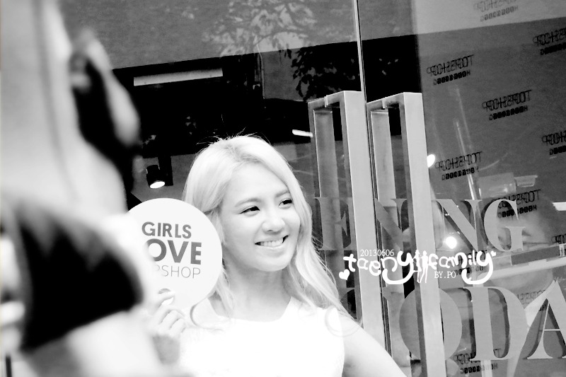 [PIC][06-06-2013]HyoYeon khởi hành đi Hồng Kông để tham dự Lễ khai trương cửa hàng "Topshop" chi nhánh ở Hồng Kông - Page 2 9ce9a197gw1e5fusdt6btj20m80etmzg