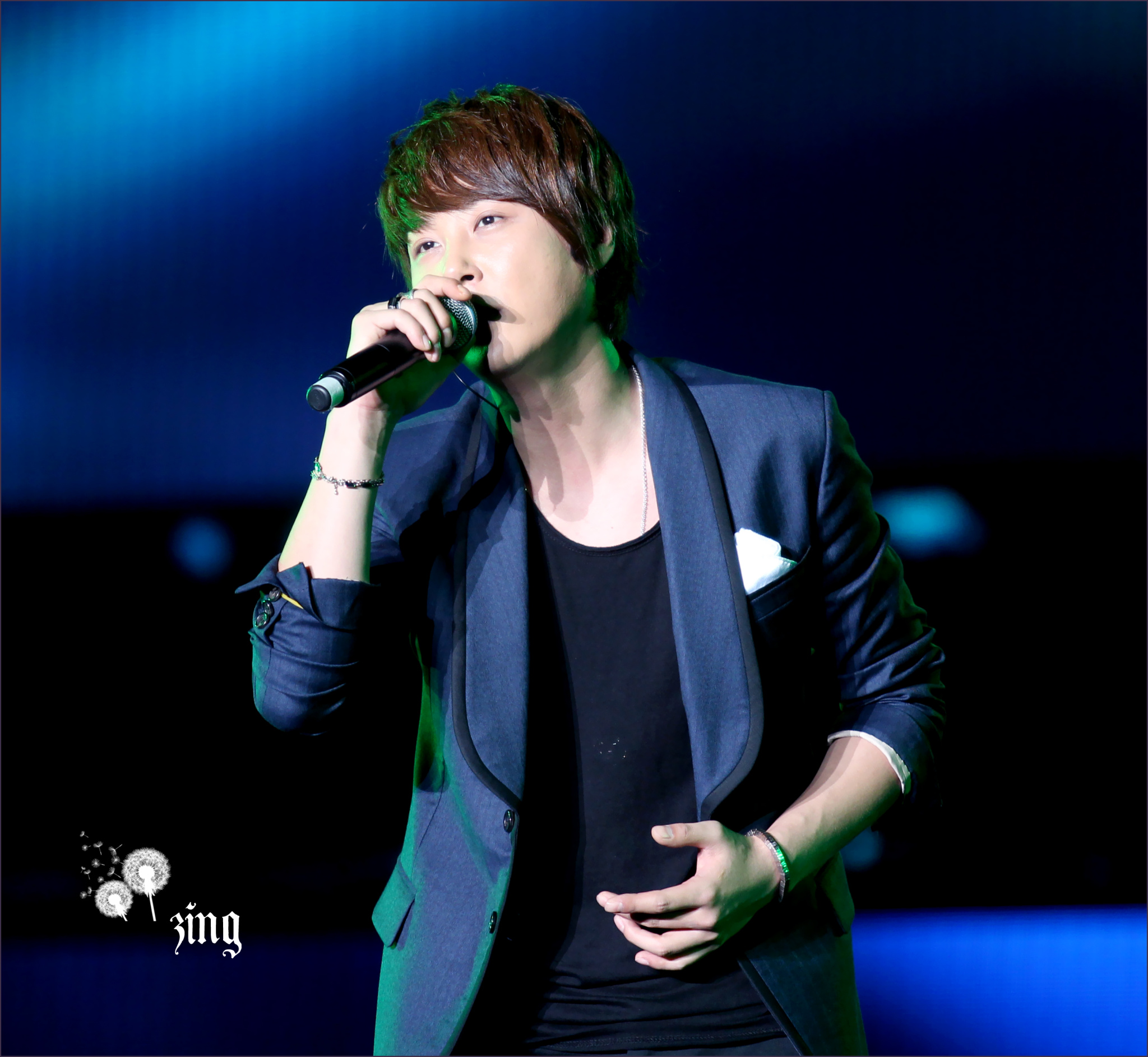 [25.8.12][Fanpics] Hyesung and Dongwan @ China Korea Concert 9f3e5dbbgw1dwafubitcrj