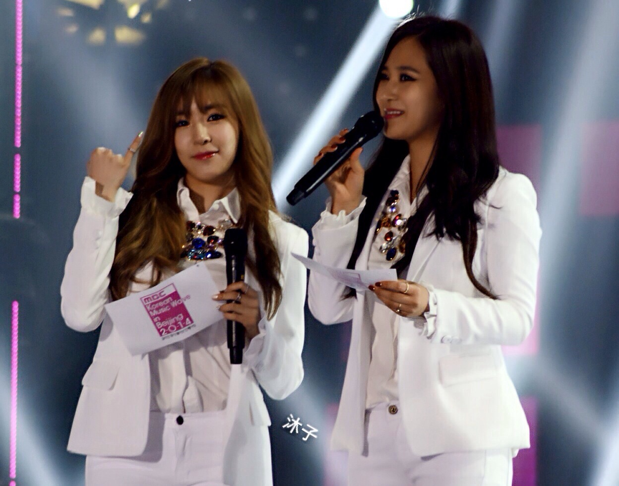 [PIC][24-10-2014]SNSD khởi hành đi Trung Quốc để biểu diễn tại "MBC Korean Music Wave in Beijing 2014" vào chiều nay - Page 3 9f6b5c60jw1elor1709yuj20yo0r8wl2