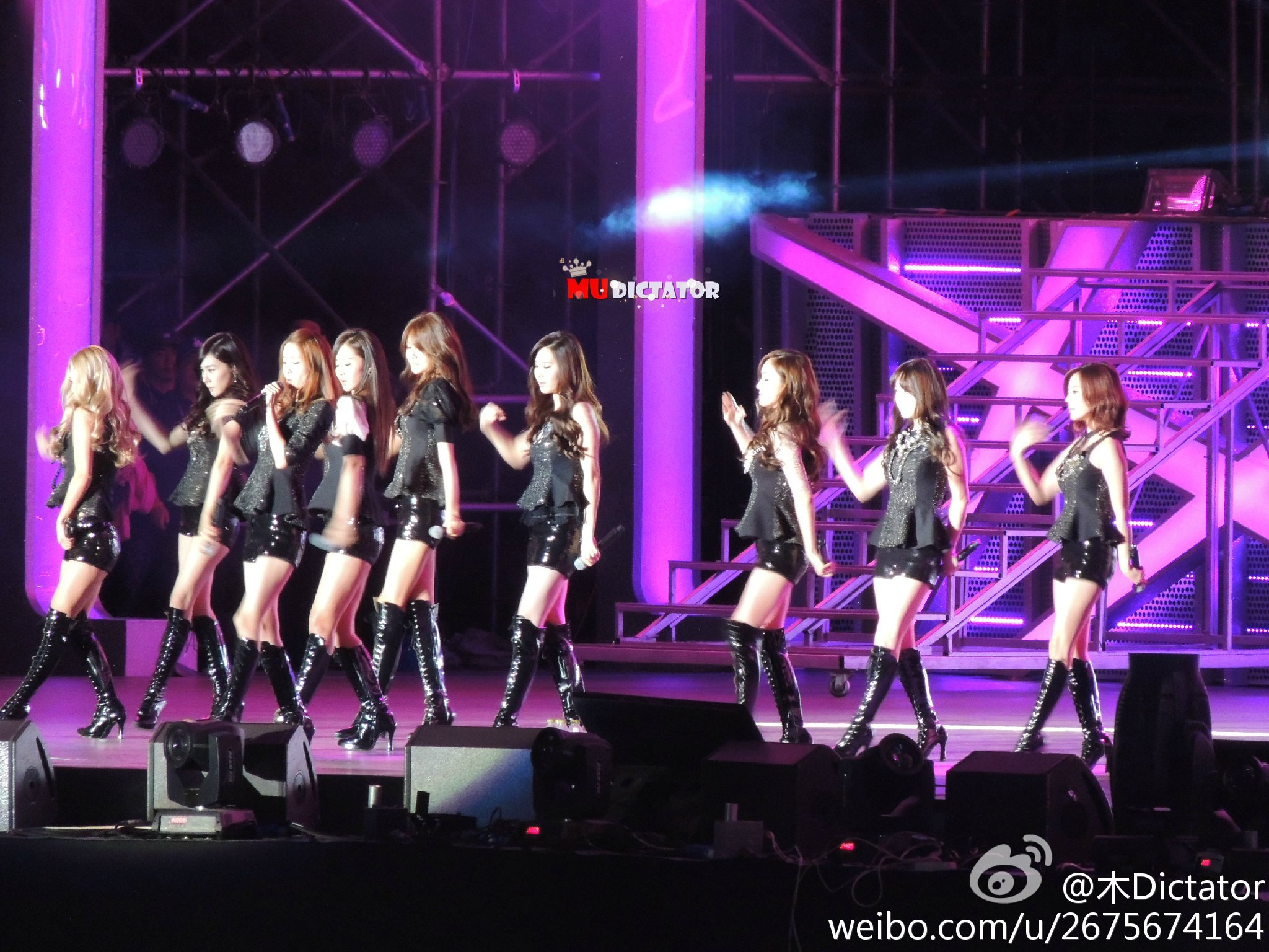 [PIC][18-10-2013]SNSD khởi hành đi Bắc Kinh để tham gia "SMTOWN Live World Tour III in Beijing" vào chiều nay - Page 4 9f7b8c34jw1e9rea3whx1j21kw16o7i0