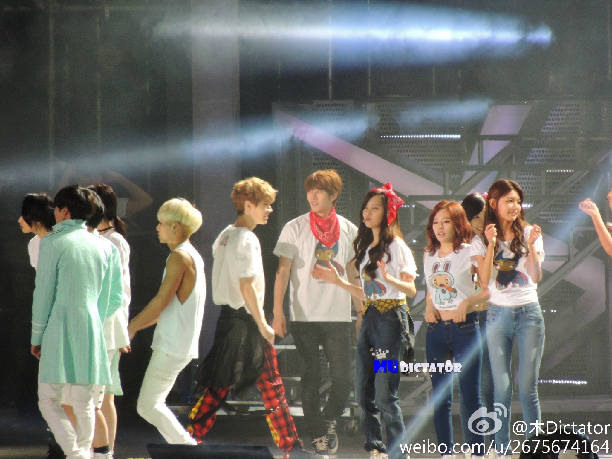 [PIC][18-10-2013]SNSD khởi hành đi Bắc Kinh để tham gia "SMTOWN Live World Tour III in Beijing" vào chiều nay - Page 4 9f7b8c34jw1e9rf6cggurj21kw16otky