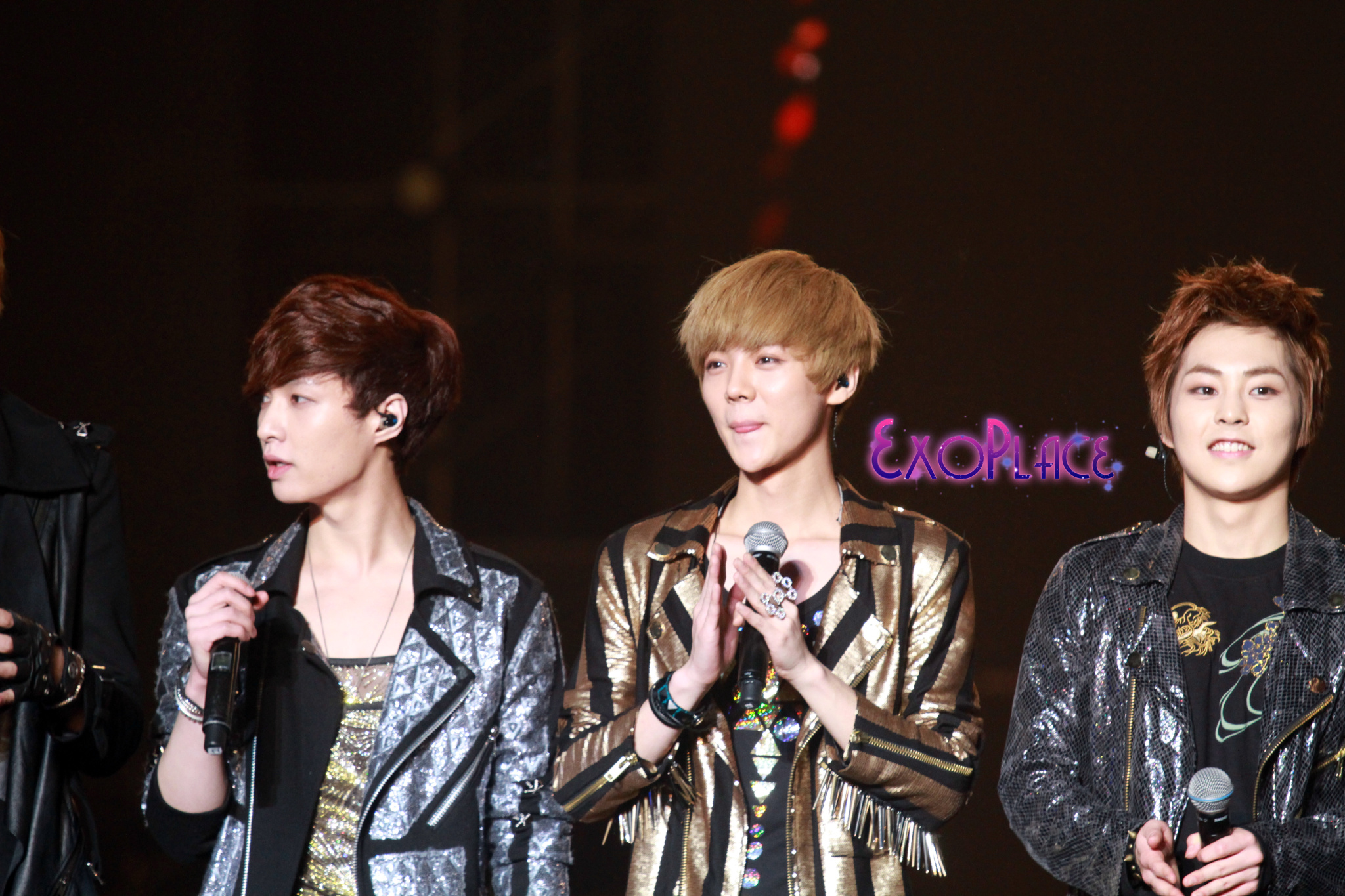 [Fantaken] 091212 EXO M XiuMin @ Chongqing Irreplaceable Concert  A1d7a3cfgw1dzt7j8ka27j