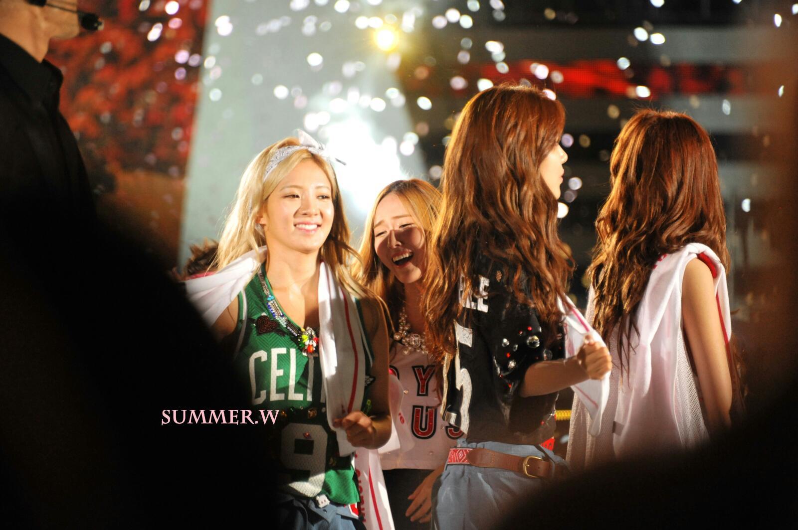 [PIC][01-09-2013]Hình ảnh mới nhất từ "Incheon Korean Music Wave 2013" của SNSD và MC YulTi vào tối nay - Page 2 A2be6f0ejw1e87yfydjecj218g0tkaee