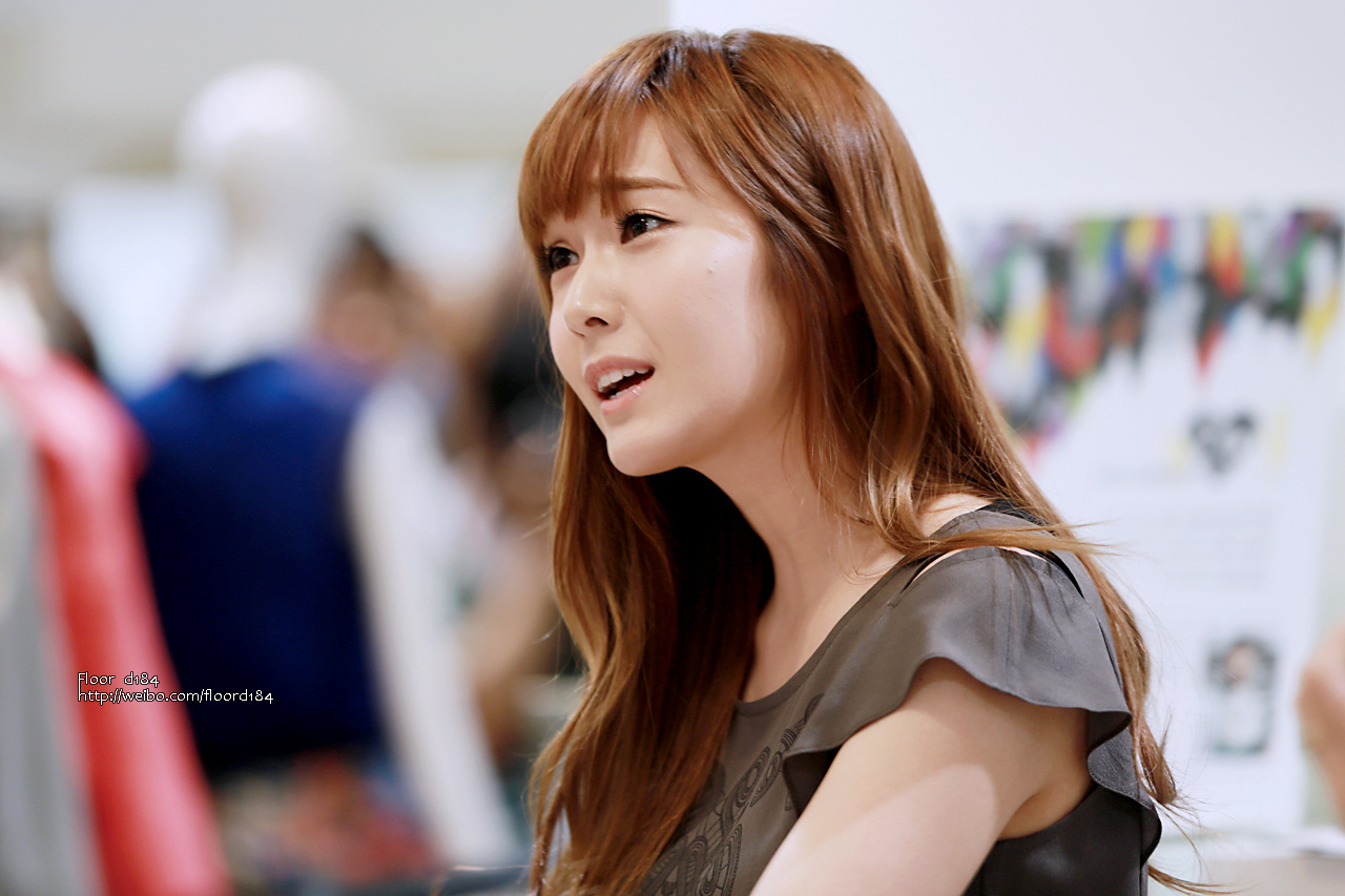 [PIC][15-06-2012]Jessica ghé thăm cửa hàng "COMING STEP" tại Gangnam vào trưa nay - Page 3 A3f1341bgw1du00wpe5wjj