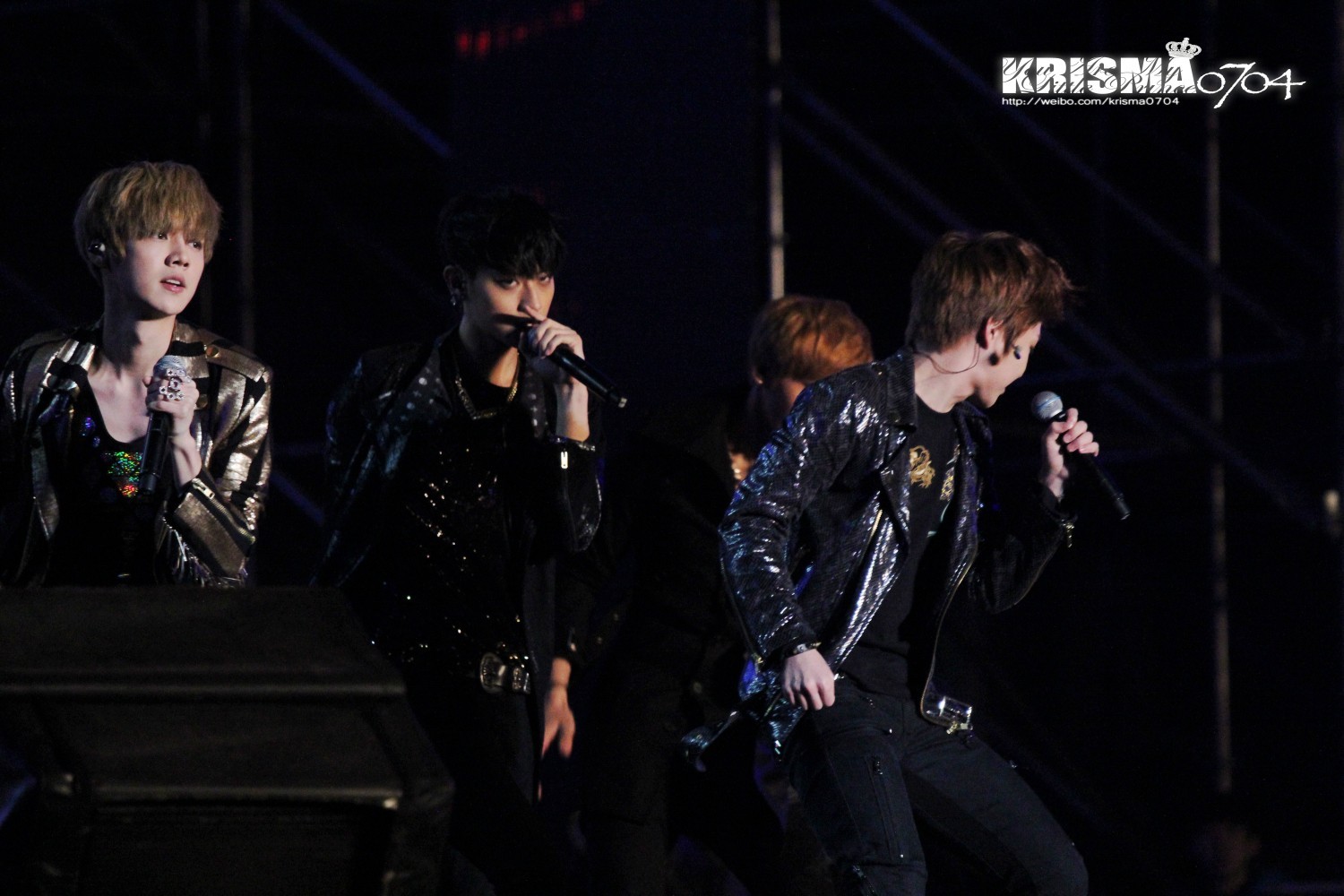 [Fantaken] 091212 EXO M XiuMin @ Chongqing Irreplaceable Concert  A49b1197jw1dzufpfa6uij