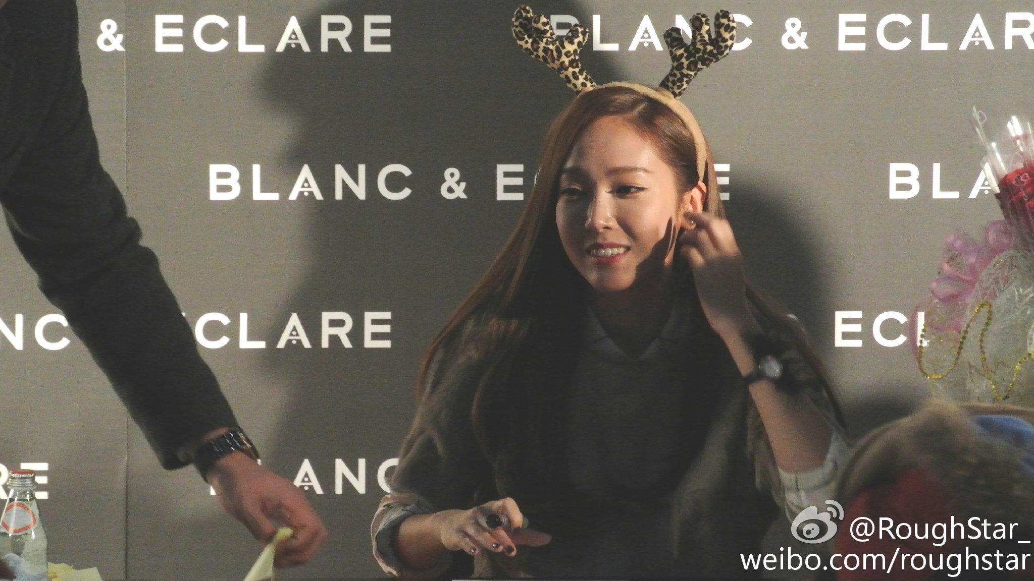 [PIC][22-12-2014]Jessica tham dự buổi fansign cho "BLANC&ECLARE" chi nhánh Seoul, Hàn Quốc vào chiều nay A75aa07ajw1enn546f78fj21kw0w0aib