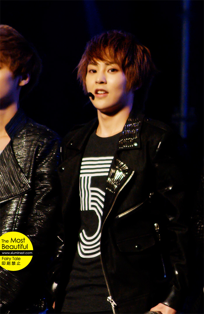 [Fantaken] 011112 EXO M XiuMin @ International E-sport Festival A96a49b6gw1dyg2do04gjj