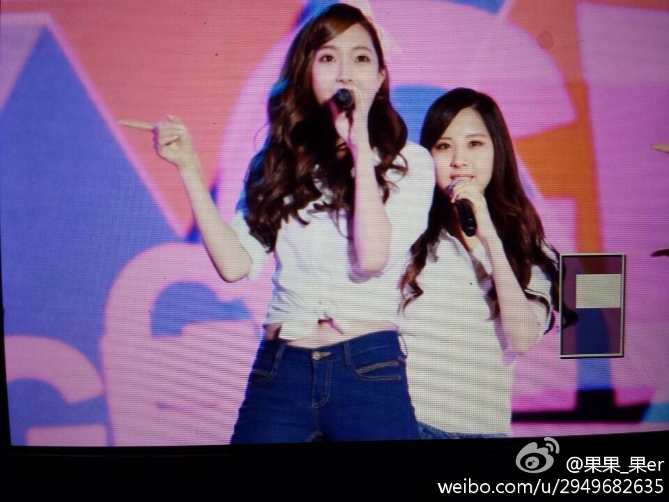 [PIC][18-10-2013]SNSD khởi hành đi Bắc Kinh để tham gia "SMTOWN Live World Tour III in Beijing" vào chiều nay - Page 3 Afd095cbjw1e9qwd30uh9j20qo0k0who