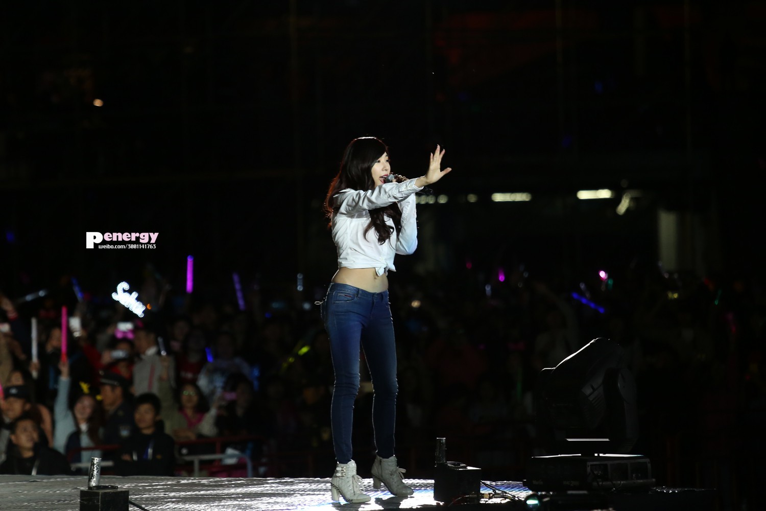 [PIC][18-10-2013]SNSD khởi hành đi Bắc Kinh để tham gia "SMTOWN Live World Tour III in Beijing" vào chiều nay - Page 4 B2e1ca03jw1e9rndn28llj215o0rsjuz