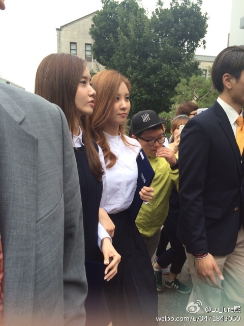 [PIC][17-09-2014]YoonA và SeoHyun tham dự Lễ bổ nhiệm Đại sứ cho trường ĐH Dongguk vào trưa nay Cef01eeajw1ekfbbjpo17j20dc0hs0us