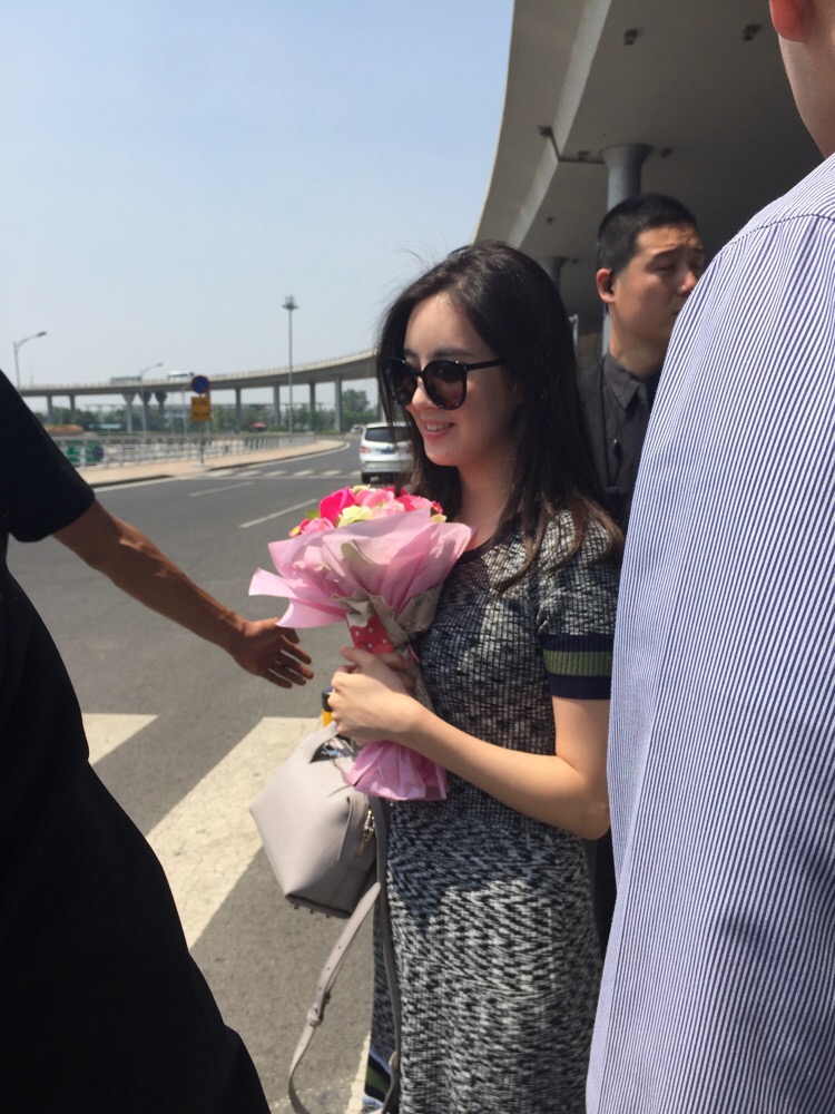 [PIC][18-05-2016]SeoHyun khởi hành đi Bắc Kinh - Trung Quốc để tham dự buổi họp báo cho Movie "So,I Married An AntiFan" vào sáng nay E42b5386jw1f3zdaoxdwqj20ku0rsn28