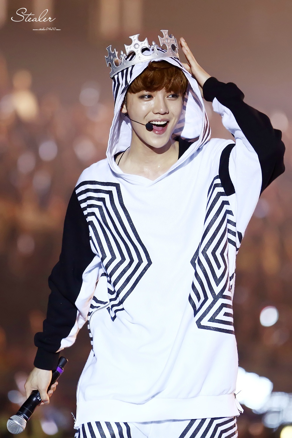 [FANTAKEN] 140601 EXO Concert "The Lost Planet" in HK - Day 1 [85P] 005Blybwgw1egzbm6yz32j30rs15owpb