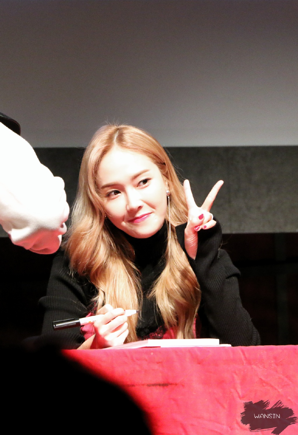 [PIC][18-12-2016]Jessica tham dự buổi Fansign thứ 3 cho “WONDERLAND” vào tối nay 69168821jw1fb10s5zr0zj21vk2qnu0z