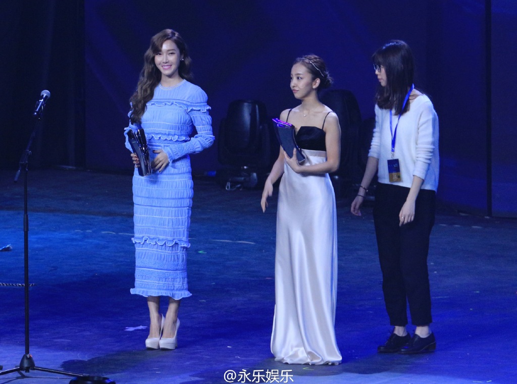 [PIC][10-04-2016]Jessica khởi hành đi Bắc Kinh - Trung Quốc để tham dự "THE 4TH VCHART AWARDS" vào sáng nay - Page 2 7e696a1djw1f2rtqbb9lzj22or1zyb29