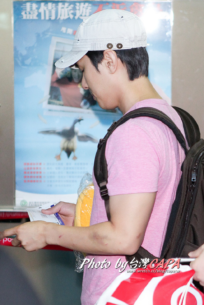 [20.8.12][Pics] Dongwan leaving Taoyuan Airport A05e60dfgw1dw3axns103j