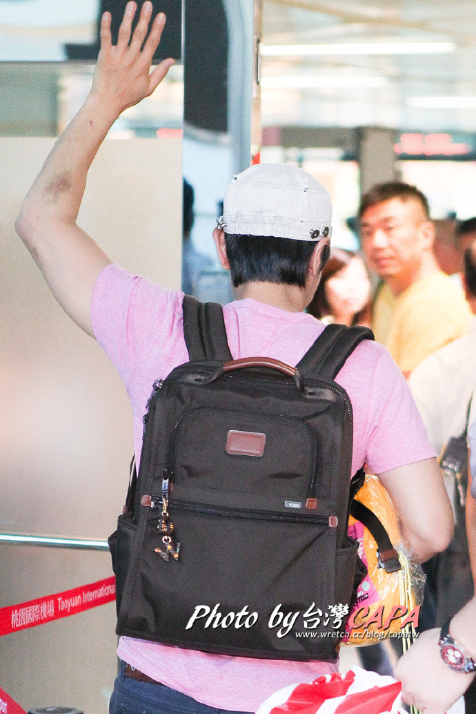 [20.8.12][Pics] Dongwan leaving Taoyuan Airport A05e60dfgw1dw3ay01i44j