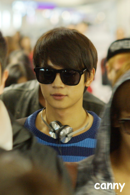 121026 SHINee @ Aeropuerto Incheon hacia Hong Kong 53a96d2cgw1dy90tjw0wwj