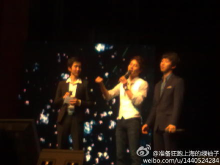 [18.2.12][Pics] Andy @ Shanghai Fanmeet + Handshake 55dca7fcjw1dq6qlfojl0j