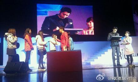 [7.1.12][Pics] Eric Shanghai Fanmeet 60ad92cajw1dou56ua53lj