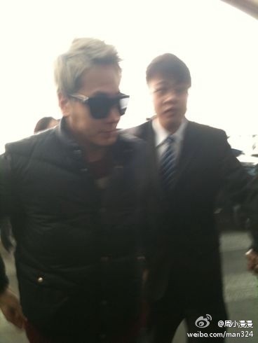 [8.1.12][Pics] Andy - Beijing to Seoul Airport Pics 62f9b6edjw1doutaqman6j