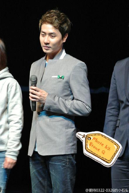 [18.2.12][Pics] Andy @ Shanghai Fanmeet + Handshake 681b12d0gw1dq6tj1e1tcj