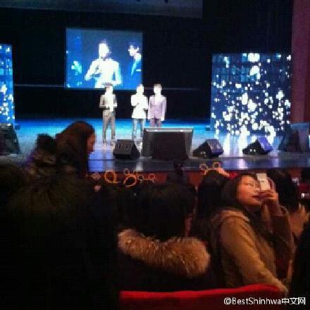 [18.2.12][Pics] Andy @ Shanghai Fanmeet + Handshake 6e9c62d8jw1dq6ovsjejxj