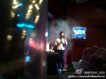 [18.2.12][Pics] Andy @ Shanghai Fanmeet + Handshake 7a48c6efjw1dq6sgs6mu1j