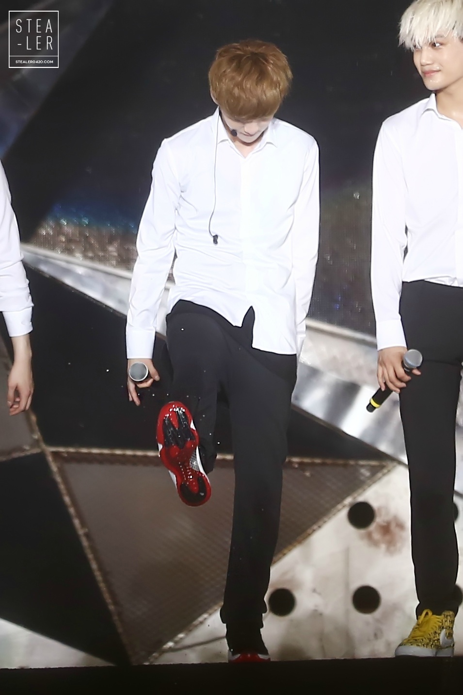 [FANTAKEN] 140628 EXO Concert "The Lost Planet" in Chongqing [105P] 005Blybwgw1ehu9y5cm4ij30qj13sq9b