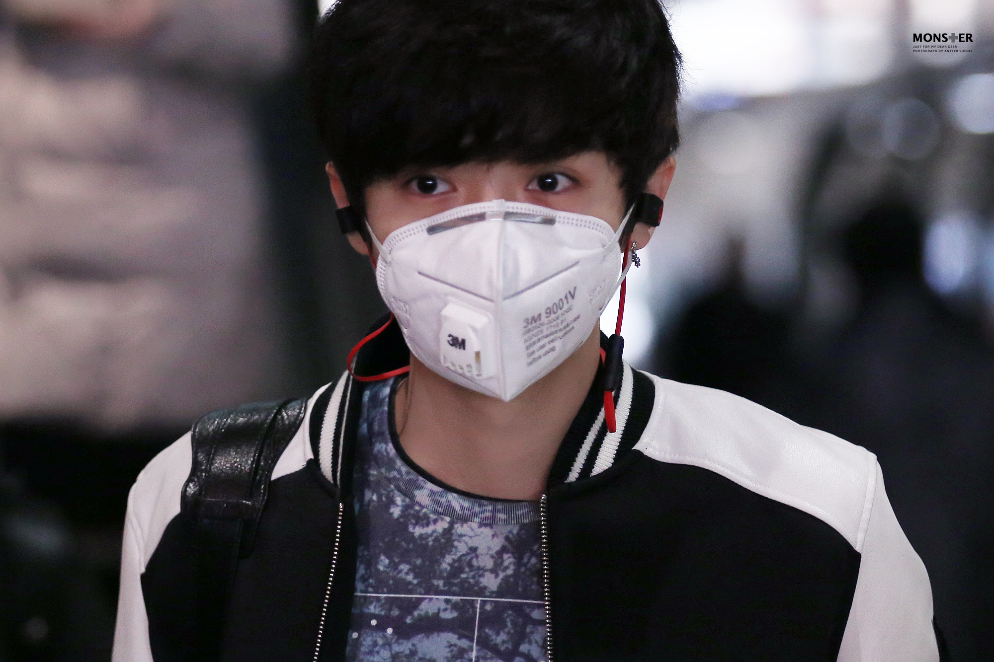 [FANTAKEN] 141228 Beijing South Railway Station [16P] 005BsQTSjw1enpcu2vd2pj31jk111e5z