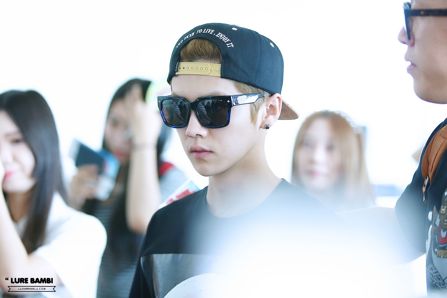 [FANTAKEN] 140628 Tianjin Airport - Departure [37P] 005tooE1gw1ehtk0w1j3tj315o0rsdkj