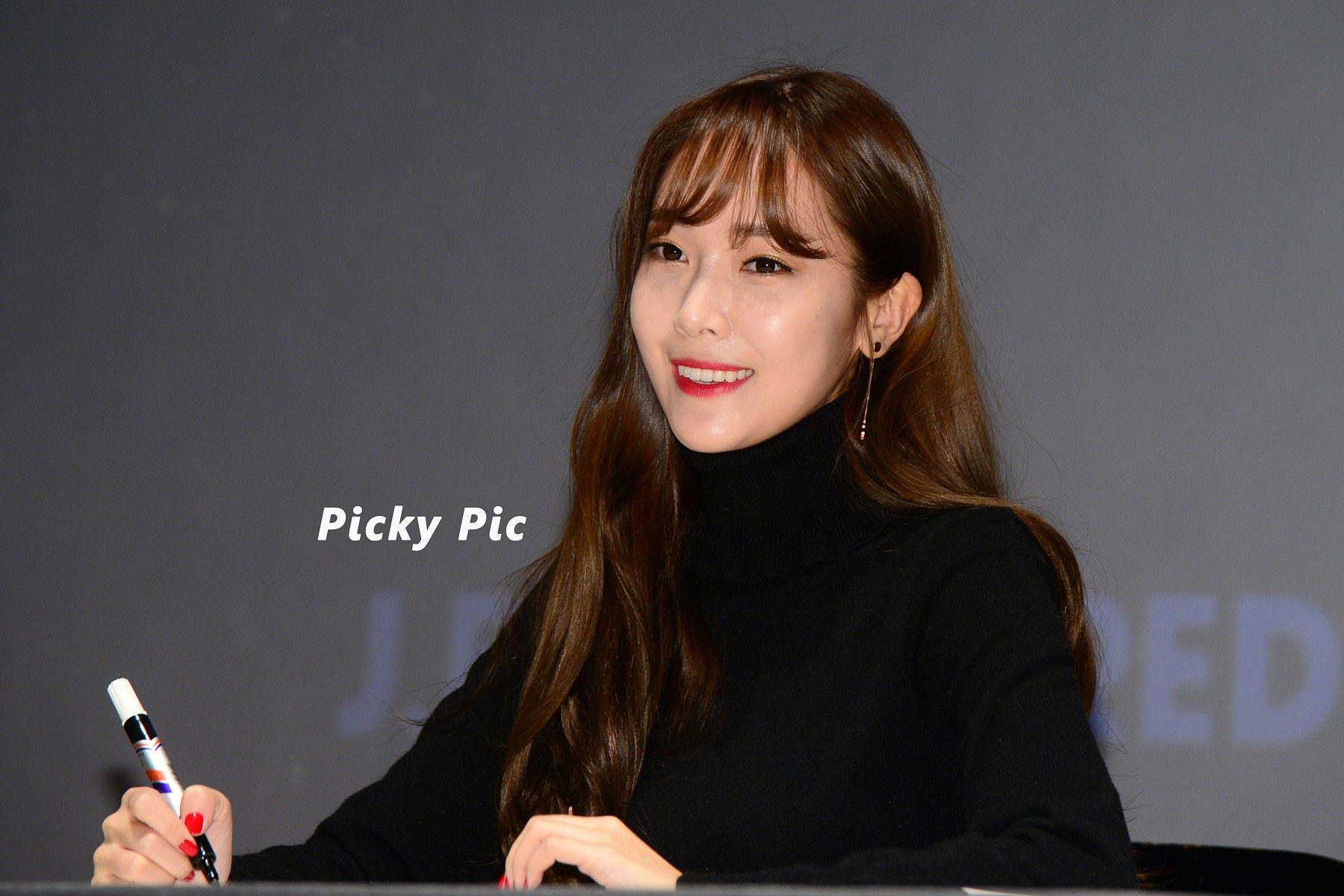 [PIC][07-11-2015]Jessica tham dự buổi Fansign cho dòng mỹ phẩm "J.ESTINA RED" tại "Myeongdong Lotte Cinema" vào chiều nay - Page 2 006cZPrggw1exwyqv0k1jj31e00xcdpp