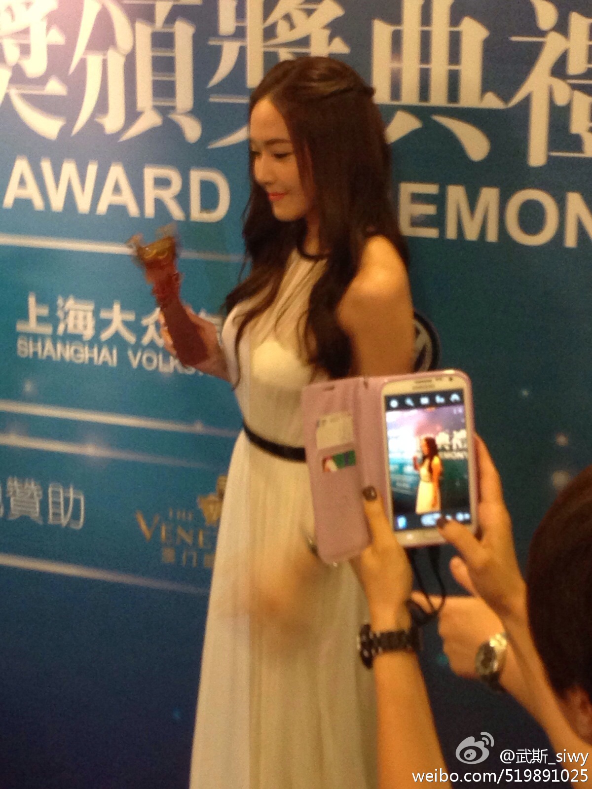 [PIC][07-10-2013]Jessica khởi hành đi Macao để tham dự "10th Huading Award" vào sáng nay 45f41186jw1e9d2jnugngj20xc18gdq9