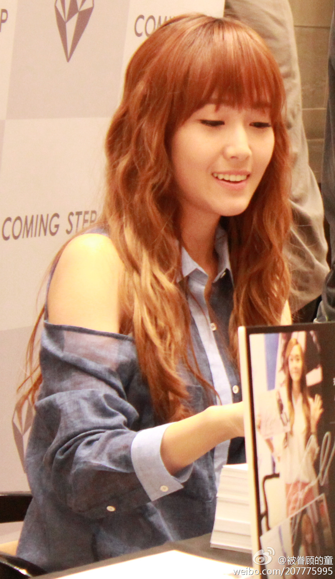 [PIC][26-05-2012]JESSICA TẠI BUỔI "FAN SIGN" CHO THƯƠNG HIỆU COMING STEP VÀO TRƯA NAY - Page 2 46c00517gw1dtbx1li70mj