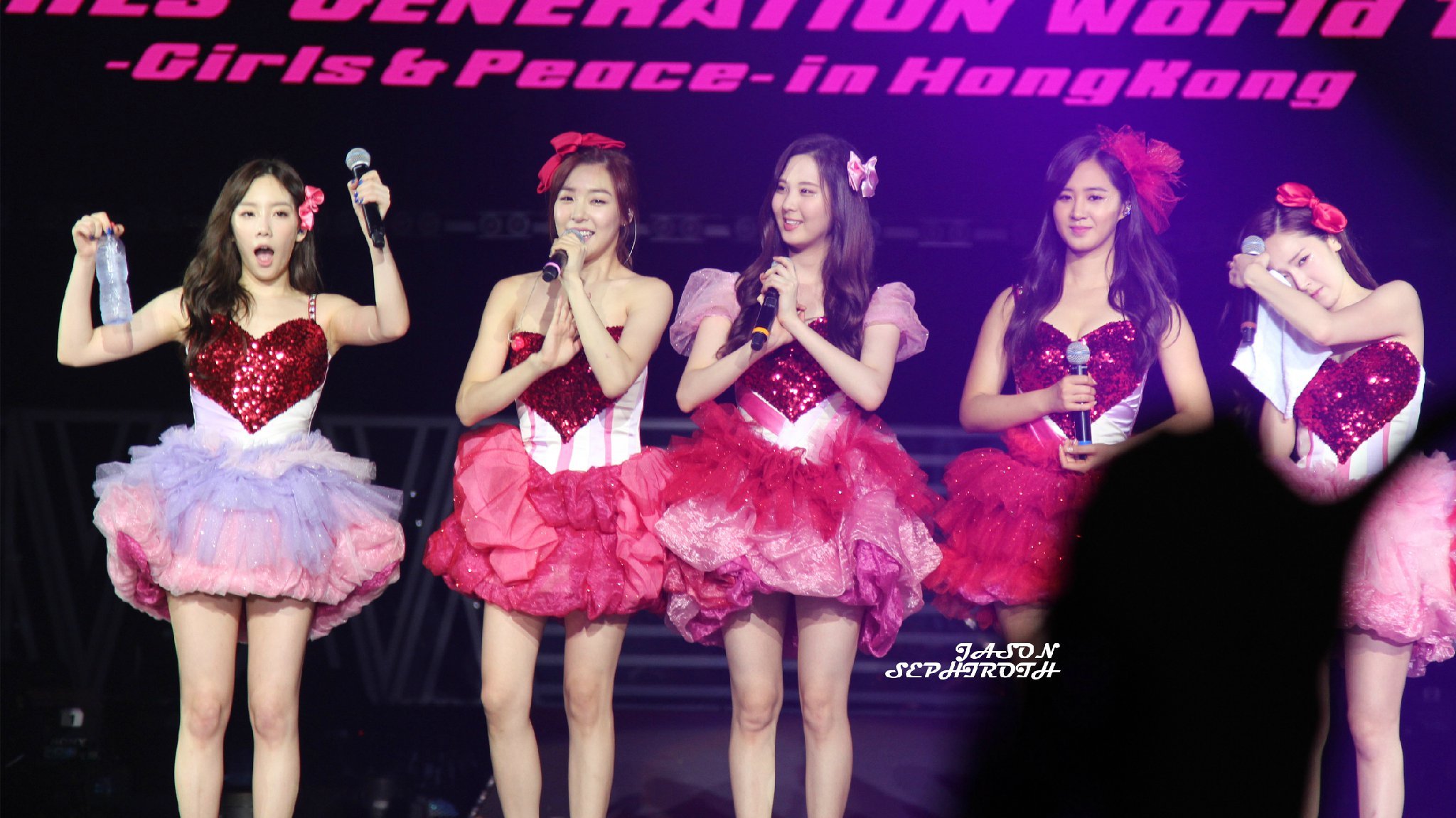 [PIC][08/09/10-11-2013]Hình ảnh mới nhất từ "2013 Girls' Generation's World Tour – Girls & Peace in HongKong" của SNSD - Page 16 51365368gw1eahj81duobj21kw0vz7cw