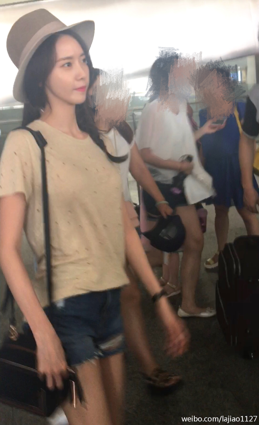 [PIC][25-07-2016]YoonA xuất phát đi Thượng Hải vào chiều nay 5d1f8c08gw1f669vgw1jkj20u71di4qp