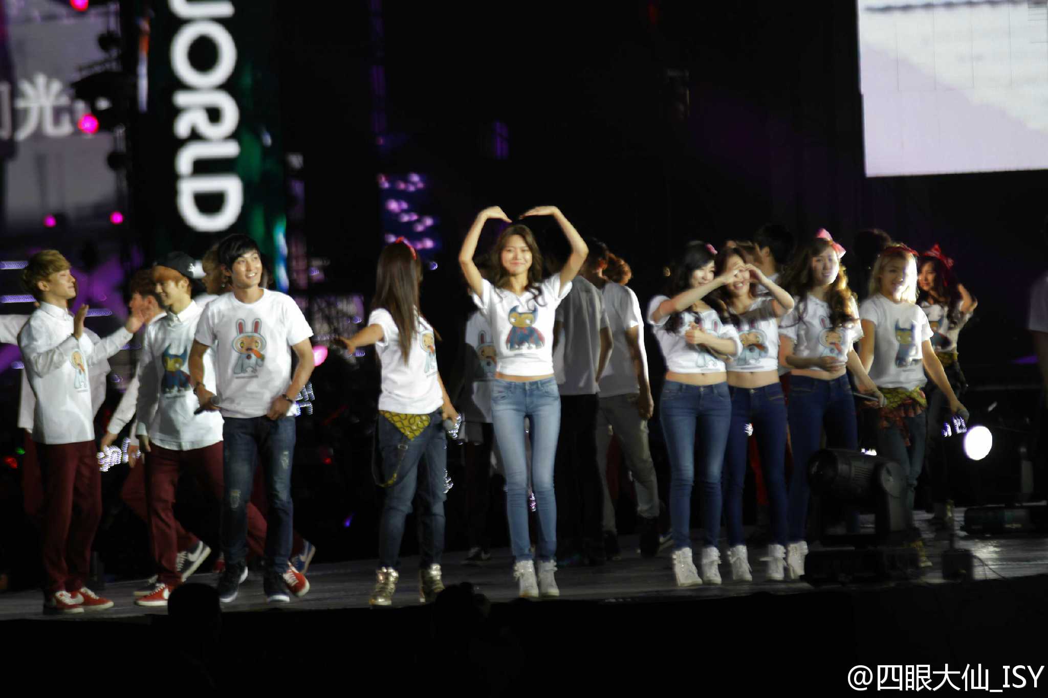 [PIC][18-10-2013]SNSD khởi hành đi Bắc Kinh để tham gia "SMTOWN Live World Tour III in Beijing" vào chiều nay - Page 3 62a27c42jw1e9qyjzfx9yj21kw11xjuq