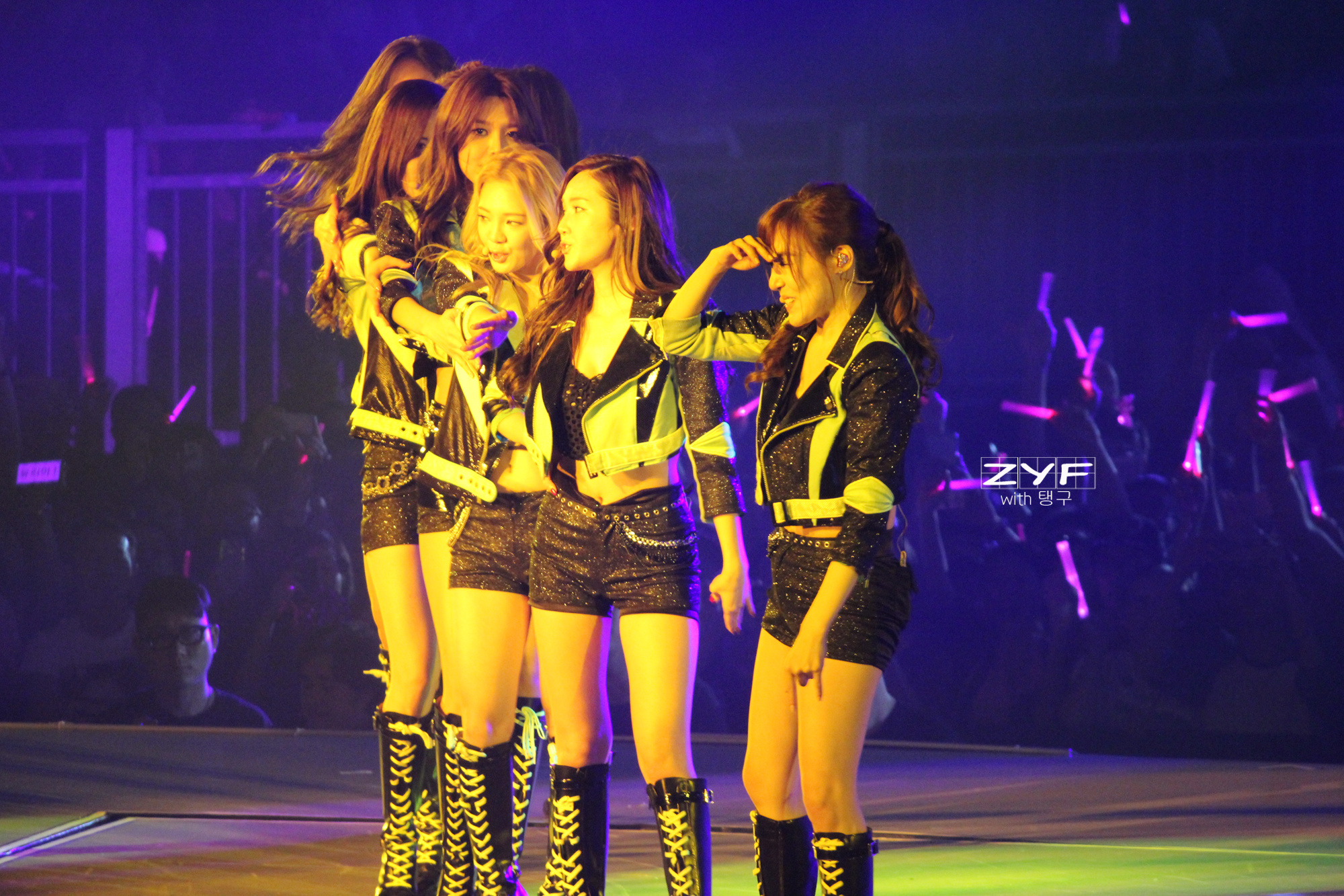 [PIC][08/09/10-11-2013]Hình ảnh mới nhất từ "2013 Girls' Generation's World Tour – Girls & Peace in HongKong" của SNSD - Page 16 677958aagw1eahafs7acjj21jk1114qp